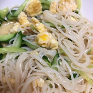 炒り卵ときゅうり乗せのそうめん